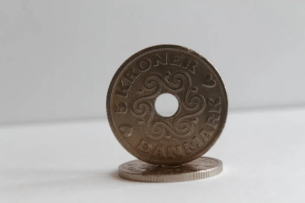 Deux pièces Danemark dénomination est cinq couronne (couronne) se trouvent sur fond blanc isolé — Photo