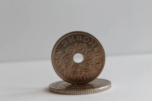 Dua denominasi koin Denmark adalah 2 krone (mahkota) terletak pada latar belakang putih yang terisolasi — Stok Foto