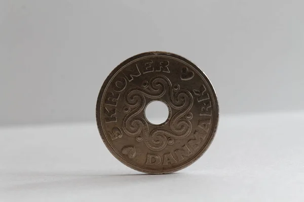 En Danmark myntvalör är 5 krona (krona) lögn på isolerade vit bakgrund - baksidan — Stockfoto