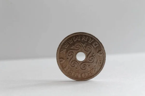 En Danmark myntvalör är 2 krona (krona) lögn på isolerade vit bakgrund - baksidan — Stockfoto