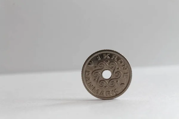Één Denemarken munt denominatie is een kroon (kroon) leugen op geïsoleerde witte achtergrond - achterzijde — Stockfoto