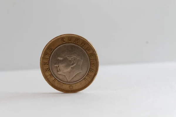 Турецкие монеты номиналом в одну лиру лежат на изолированном белом фоне - с обратной стороны — стоковое фото