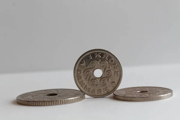 Tre Danmark mynt, främre myntvalör är 1 krona (krona) lögn på isolerade vit bakgrund — Stockfoto