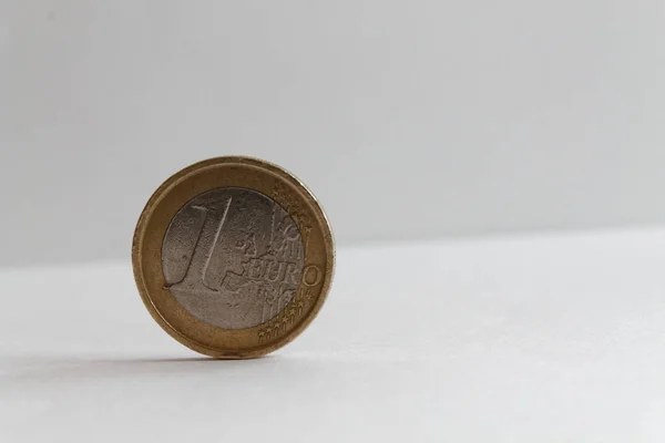Uma moeda de euro sobre fundo branco isolado A denominação é 1 euro — Fotografia de Stock