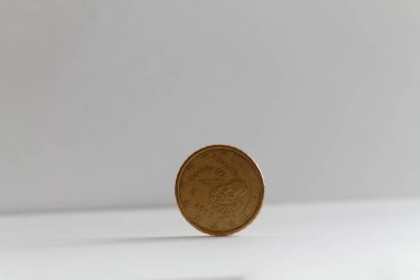 On euro cent - arka yüzüne bir euro para izole beyaz arka planda mezhep olduğunu