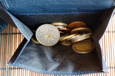 Siyah deri cüzdan euro para yığını