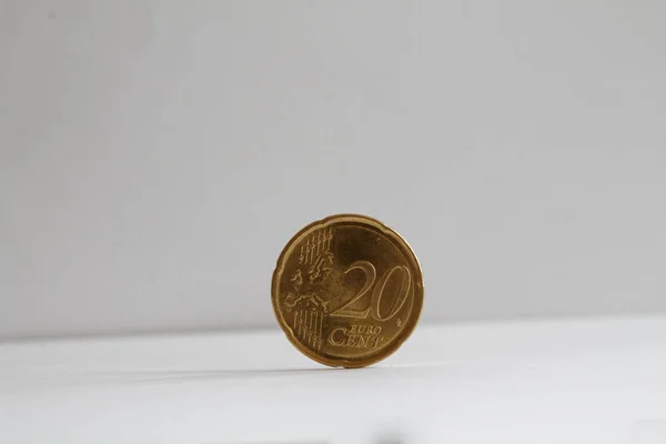 Monety 1 euro na na białym tle nominał jest 20 eurocentów — Zdjęcie stockowe