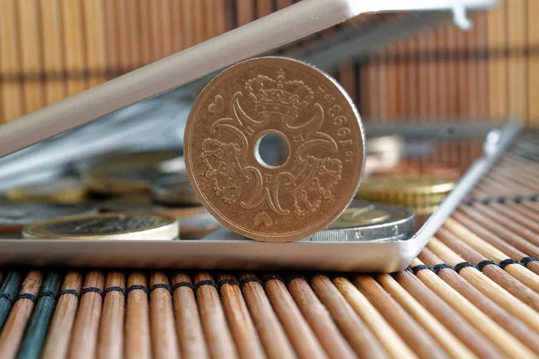 Stapel von DM-Münzen mit einer Stückelung von zwei Kronen (Krone) im Spiegel spiegeln Brieftasche liegt auf hölzernem Bambus-Tischhintergrund - Rückseite — Stockfoto