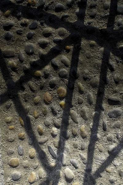 Parede cinza pedra grunge fundo, textura de rocha com sombra — Fotografia de Stock