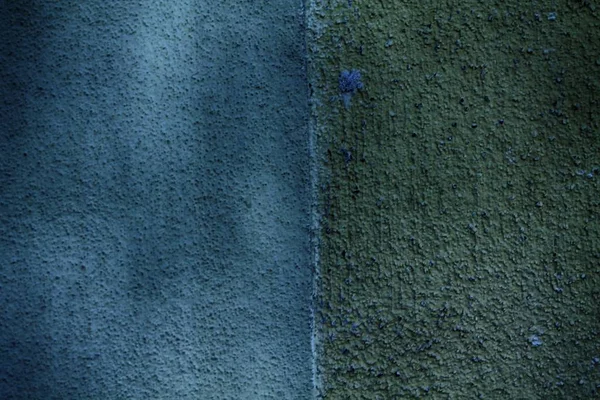 壁、ひびの入った背景には、石の表面に石膏の青いテクスチャ — ストック写真