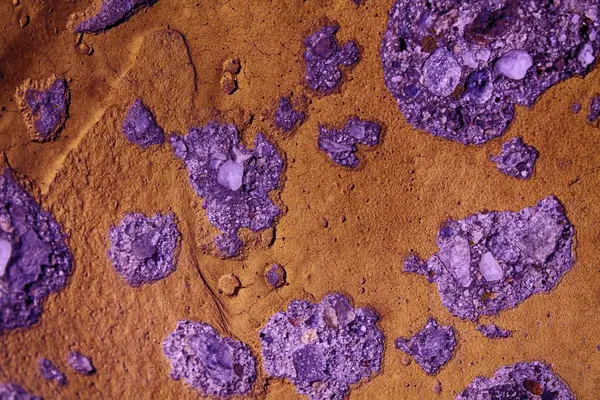 壁、ひびの入った背景には、石の表面に石膏の紫色の火星テクスチャ — ストック写真