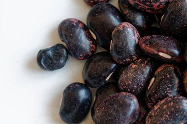 Kurutulmuş böbrek kahverengi benekli doğru beslenme ve sağlıklı yaşam kavramı fasulye. Üstten Görünüm, arka plan veya doku olarak yakın çekim