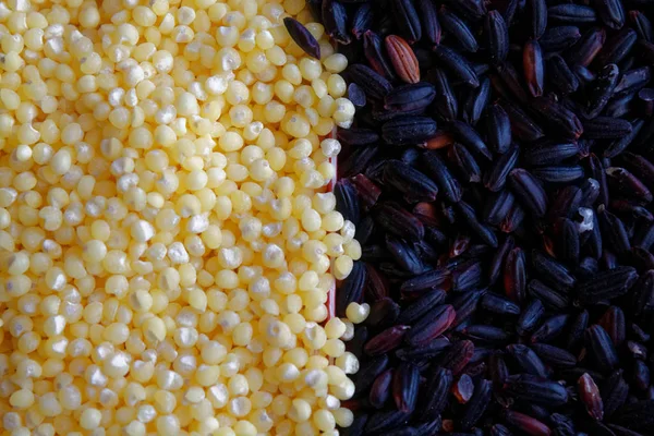 Textura de arroz negro grueso separado con avena de mijo de trigo El concepto de una nutrición adecuada y un estilo de vida saludable. Vista superior, primer plano como fondo o textura — Foto de Stock