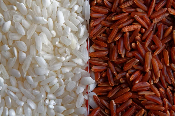 Blanco y marrón integral Textura orgánica de arroz, arroz molido corto asiático sin cocer como fondo. El concepto de una nutrición adecuada y un estilo de vida saludable. Vista superior, primer plano como fondo o textura — Foto de Stock