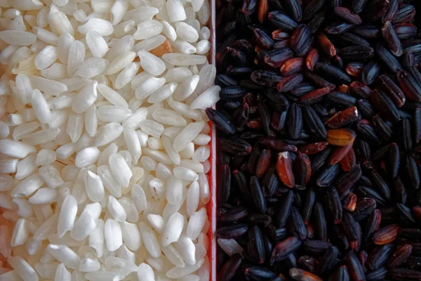 Textura de arroz blanco y negro grueso El concepto de una nutrición adecuada y un estilo de vida saludable. Vista superior, primer plano como fondo o textura — Foto de Stock