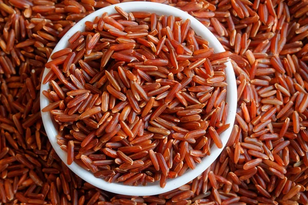 Jasmine Brown arroz integral en plato pequeño El concepto de una nutrición adecuada y un estilo de vida saludable. Vista superior, primer plano como fondo o textura — Foto de Stock