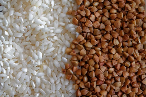 Arroz blanco y grano de trigo sarraceno textura, El concepto de una nutrición adecuada y estilo de vida saludable. Vista superior, primer plano como fondo o textura — Foto de Stock