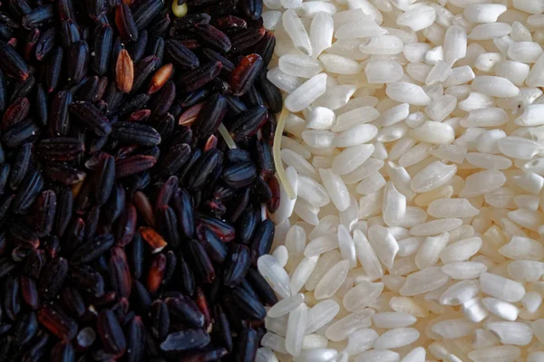 Textura de arroz blanco y negro grueso El concepto de una nutrición adecuada y un estilo de vida saludable. Vista superior, primer plano como fondo o textura — Foto de Stock