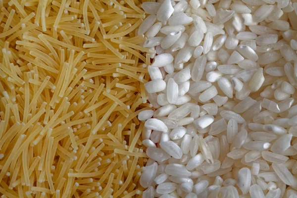 Pasta Vermicelli o macarrones con fondo de textura de arroz blanco Comida tradicional italiana Concepto de nutrición adecuada y estilo de vida saludable. Vista superior, primer plano como fondo o textura — Foto de Stock