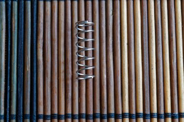 Ahşap arka plan üzerinde kancalı çelik yay