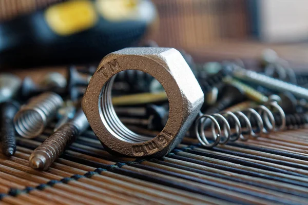 Scattered Screws and bolt isolated on wooden background Texture for web site ot mobile devices, domestic swatch — Stock Photo, Image