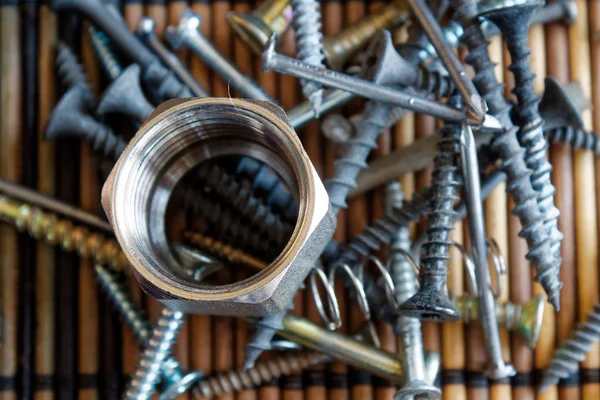 Scattered Screws and bolt isolated on wooden background Texture for web site ot mobile devices, domestic swatch — Stock Photo, Image