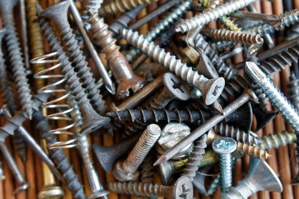 Scattered Screws and bolt isolated on wooden background Texture for web site ot mobile devices, domestic swatch — Stock Photo, Image