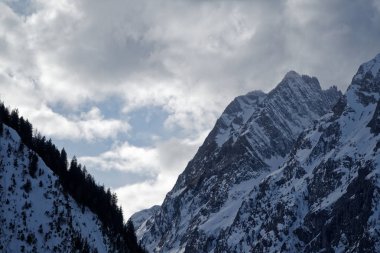 Kanyon Dağları kar ve kış orman Mont Blanc Alpes, İtalya ile kaplı