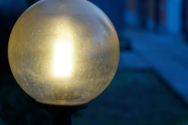 Коротке вуличне світло біля будинку, світильник на тротуарі — стокове фото