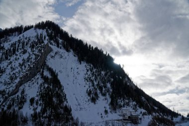 Dağları kar, mavi gökyüzü bulutlar ve kış orman Mont Blanc Alpes, İtalya ile kaplı