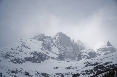 Kar ve kış orman Mont Blanc Alpes, Italy yakınındaki dağlarda sis kaplı
