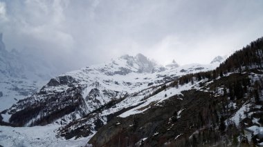 Granit Dağları kar ve kış orman Mont Blanc Alpes, İtalya ile kaplı