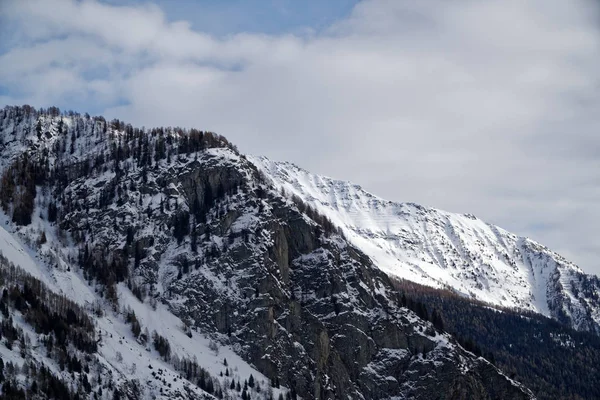 Gránit hegyek borítják, a hó és a tél erdő közelében Mont Blanc Alpok, Olaszország — Stock Fotó