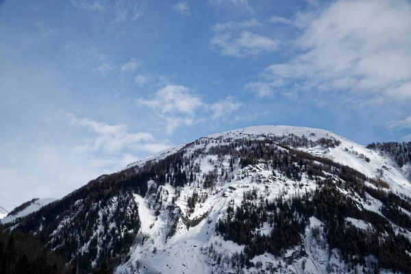 Montanhas de granito cobertas com neve e floresta de inverno perto de Mont Blanc Alpes, Itália — Fotografia de Stock