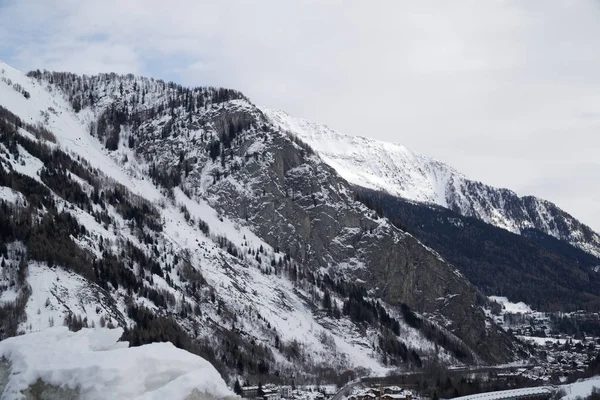 Canyon montagne coperte di neve e foresta invernale vicino al Monte Bianco Alpes, Italia — Foto Stock
