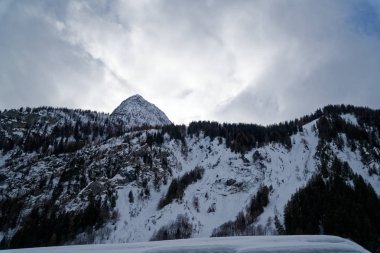 Granit Dağları kar ve kış orman Mont Blanc Alpes, İtalya ile kaplı