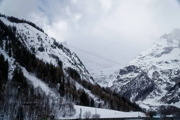 Γρανίτης βουνά καλυμμένα με χιόνι και χειμερινά δάσος κοντά στη Mont Blanc Alpes, Ιταλία — Φωτογραφία Αρχείου