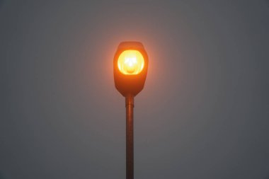 Sisli hava, geç sonbaharda, mistic sis veya sis sokak ışıkları