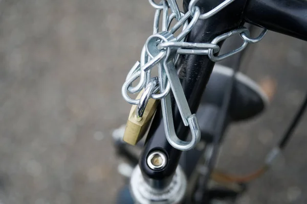 Padlock bicycle lock Close-up lock with security chain attached. — Stock Photo, Image