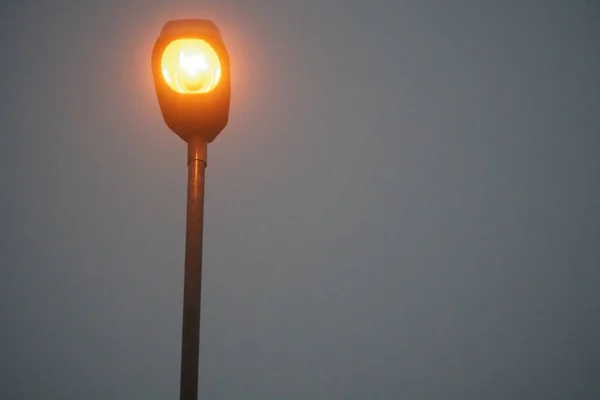 Τα φώτα του δρόμου σε ομιχλώδης καιρός, αργά το φθινόπωρο, mistic ομίχλη ή ομίχλη — Φωτογραφία Αρχείου