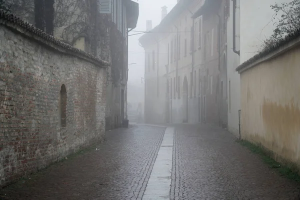 La strada nebbiosa della città, giornata nebbiosa in Italia — Foto Stock