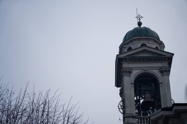 Sabahın erken saatlerinde kilise kule, Milano, İtalya