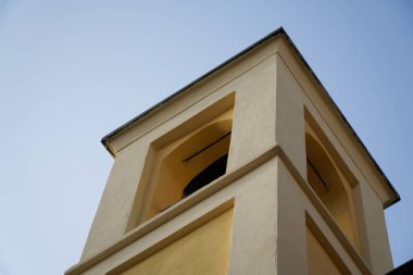 Açık mavi gökyüzü alt görünümü karşı Katolik Kilisesi'nin çan kulesi