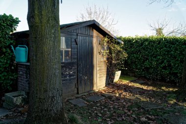 Eski ıssız ahır arka bahçesinde üzerinde şirin küçük ev kirli vintage penceresiyle