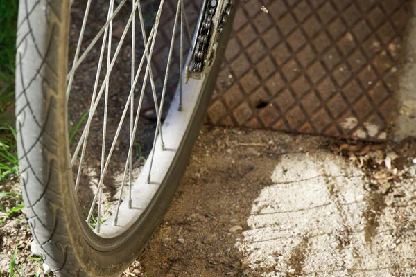 Detalhe fundo de bicicleta, parte do transporte de bicicleta de closeup de bicicleta vintage desfocado — Fotografia de Stock