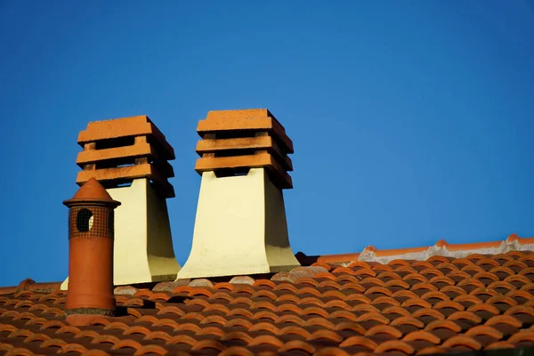 Pedra chaminé quadrada no telhado em tempo ensolarado — Fotografia de Stock