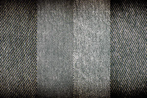 空白の汚れたデニムの詳細なクローズ アップ。ビンテージの暗い灰色のジーンズ、背景に良い. — ストック写真