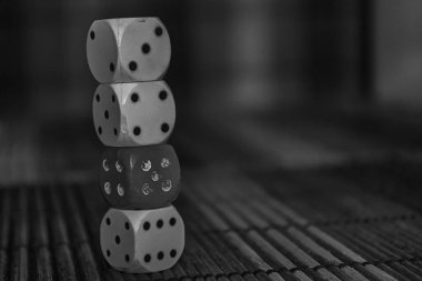 Üç plastik dices ve ahşap tahta arka plan üzerinde kırmızı bir zar tek renkli yığını. Altı iki küp siyah noktalar ile. N 3, 4, 5, 6.