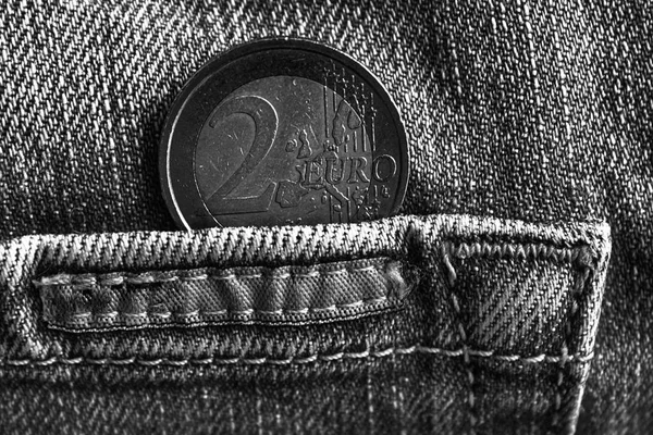 Fekete-fehér Euro-pénzérmét a zseb kopott régi kék farmert, narancs varrás 2 euró címletű — Stock Fotó