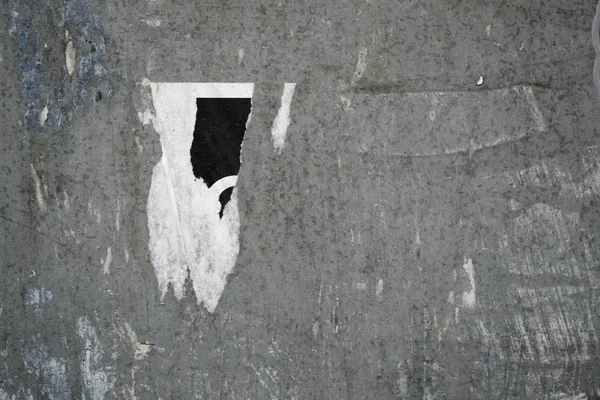 Cartaz rasgado após votação na parede texturizada de estanho. Jornal rasgado — Fotografia de Stock